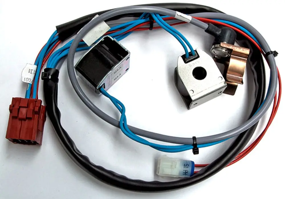 Schwarzes Kabelbaum-Set von Daikin mit verschiedenen Leitungen, Steckverbindungen und einem Magnetventil. Eignet sich für die Installation in Klimaanlagen.
